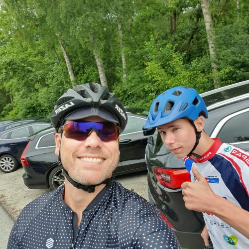 samen fietsen om kids bezig te houden tijdens de zomervakantie