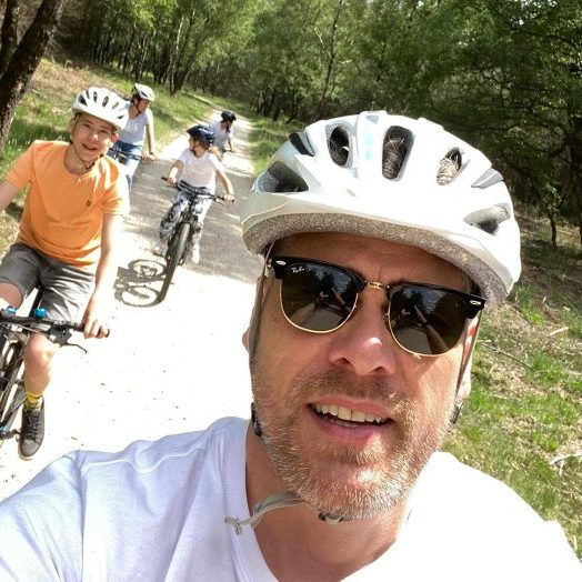 samen fietsen met het gezin zonder rugklachten