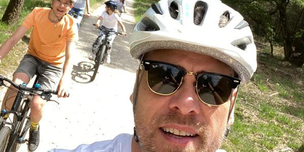 Rugklachten op de fiets samen fietsen met het gezin zonder rugklachten