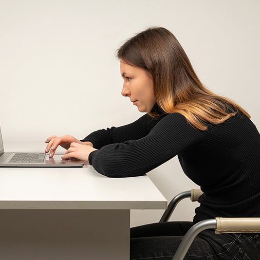 Vrouw heeft last van hoge rugpijn