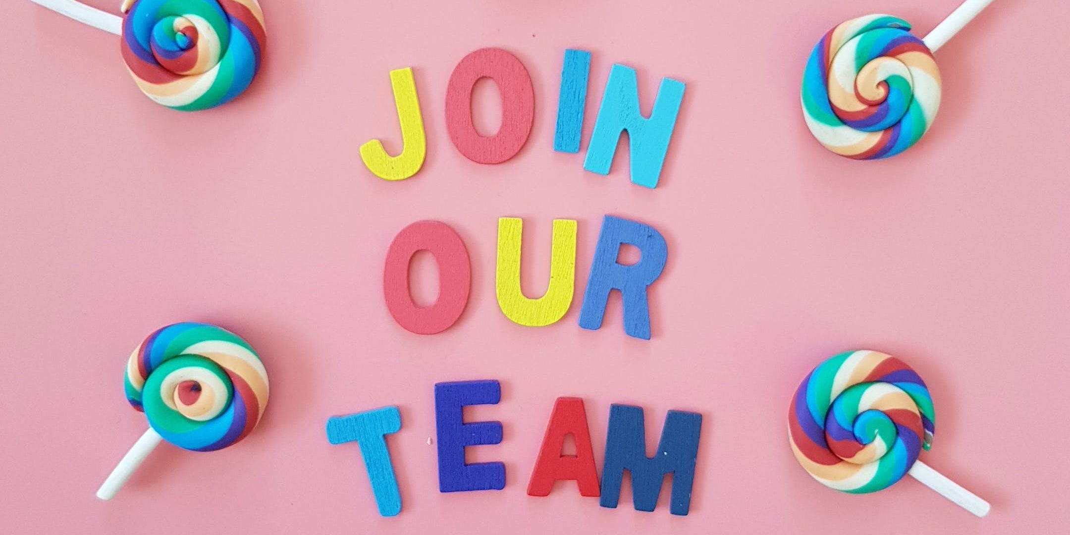 De tekst "Join the team" staat op een roze achtergrond en er liggen lolly's
