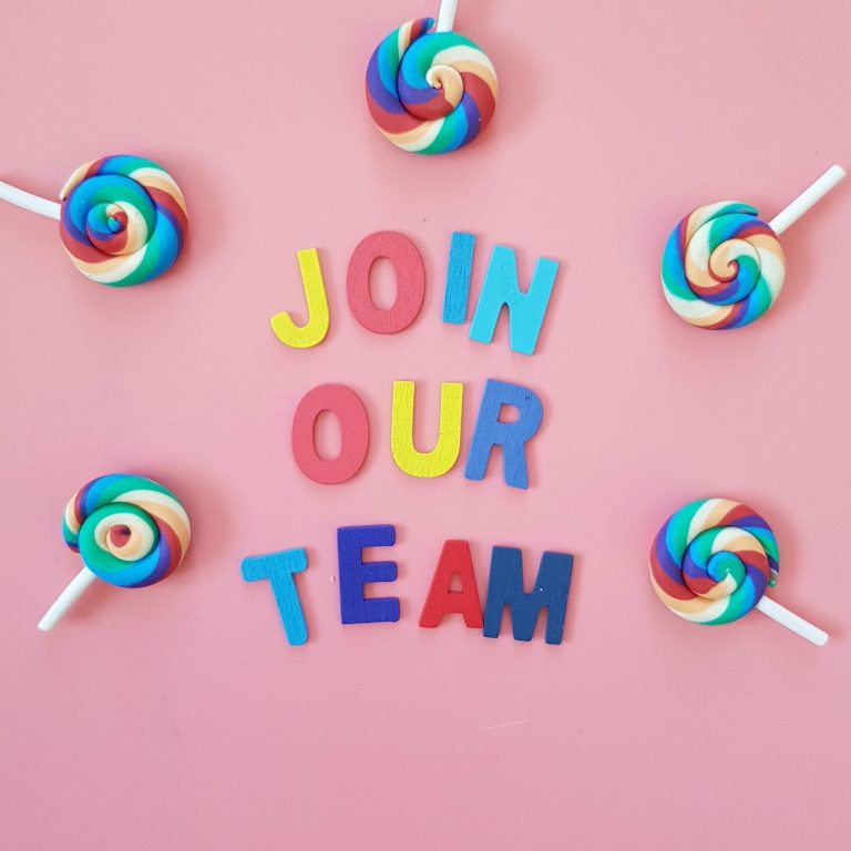 De tekst "Join the team" staat op een roze achtergrond en er liggen lolly's
